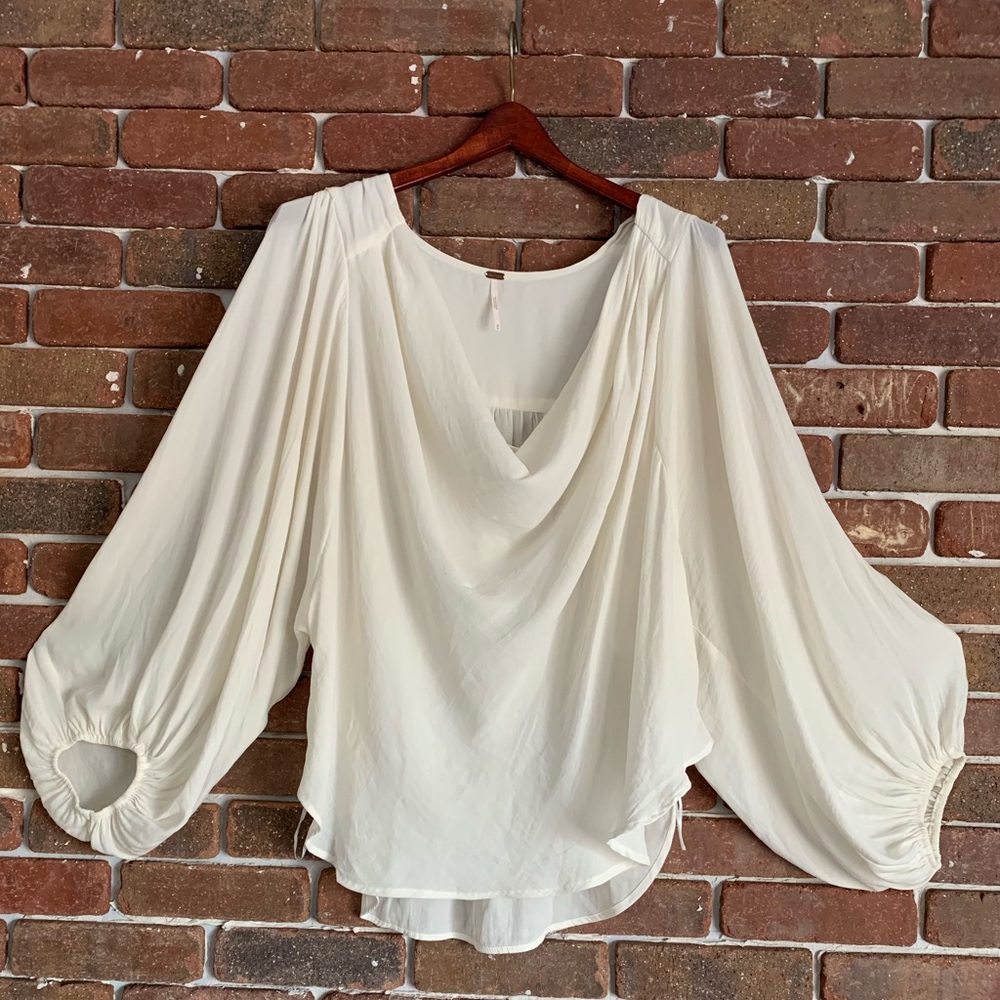 Flowy, long-sleeved, white Free People top 🌼